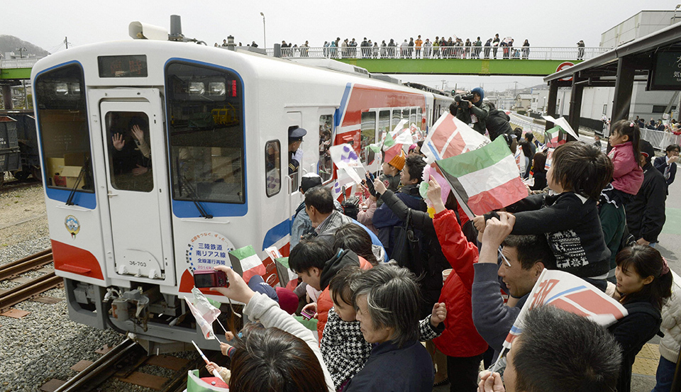 To honor the country, eight railcars bought with the aid have been inscribed in Arabic with the words “We greatly appreciate the support from the State of Kuwait” and decorated with Kuwait’s national emblem.