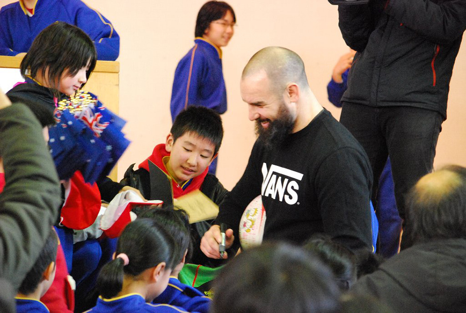 At the "Welcome Back Fardy!” meeting, Scott Fardy had fun mingling with the local residents.