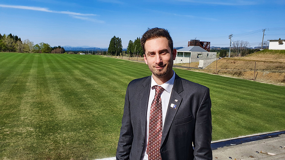 Croatia Pitch (background), where a pre-tournament camp was held before the 2002 FIFA World Cup, is a symbol of the international exchanges that Bjelan works on.