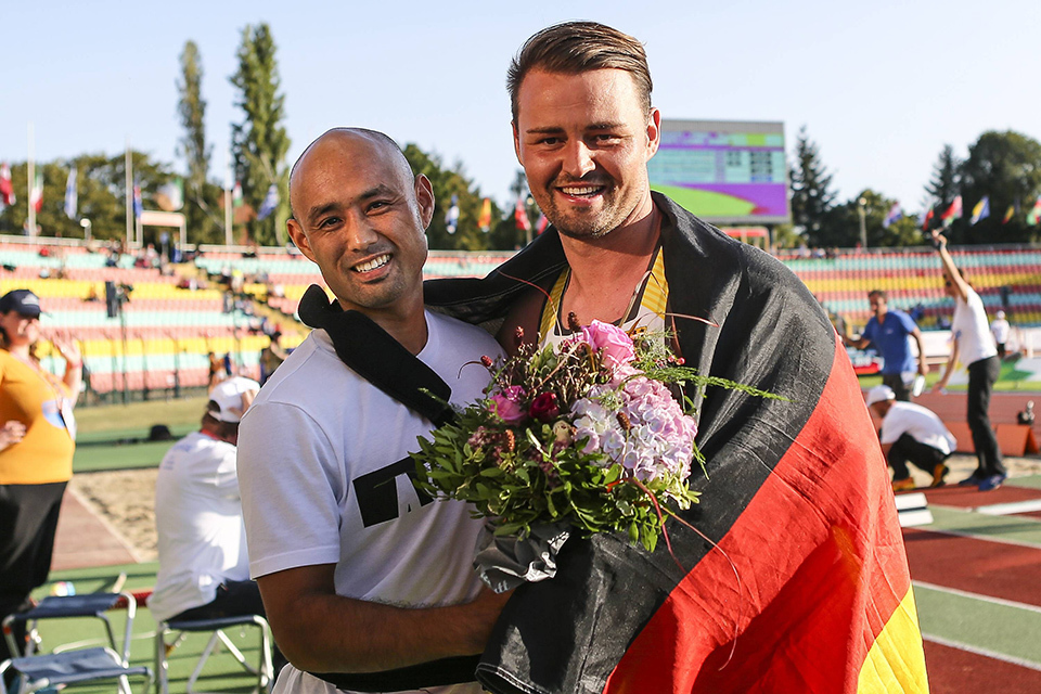 Comradeship with YAMAMOTO Atsushi (left) encouraged Popow to start coaching the Japanese team. They continue their efforts to develop the Paralympic movement.