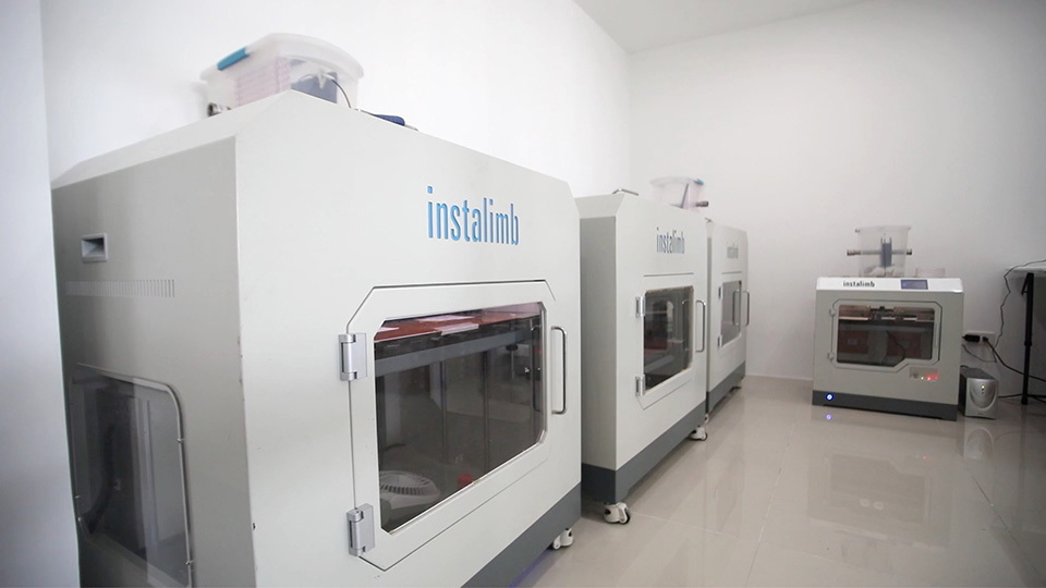 3D printers have significantly shortened the time needed to complete a prosthetic leg tailored to each person.