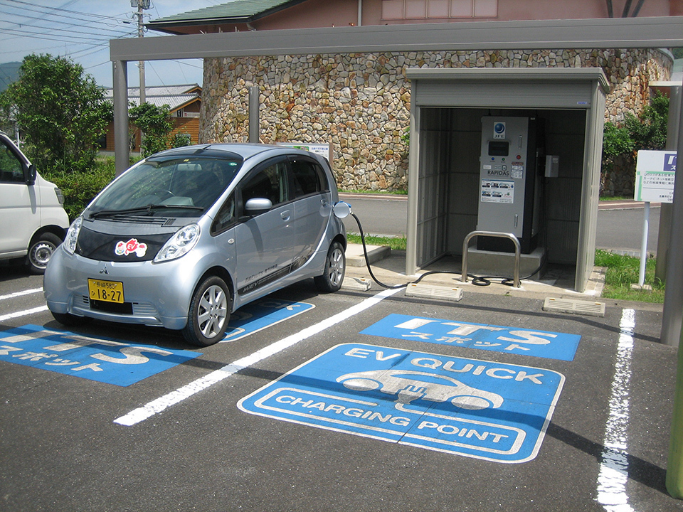 Fuel cells are also being developed for heavy-duty trucks, which account for a high proportion of CO2 emissions by commercial vehicles.