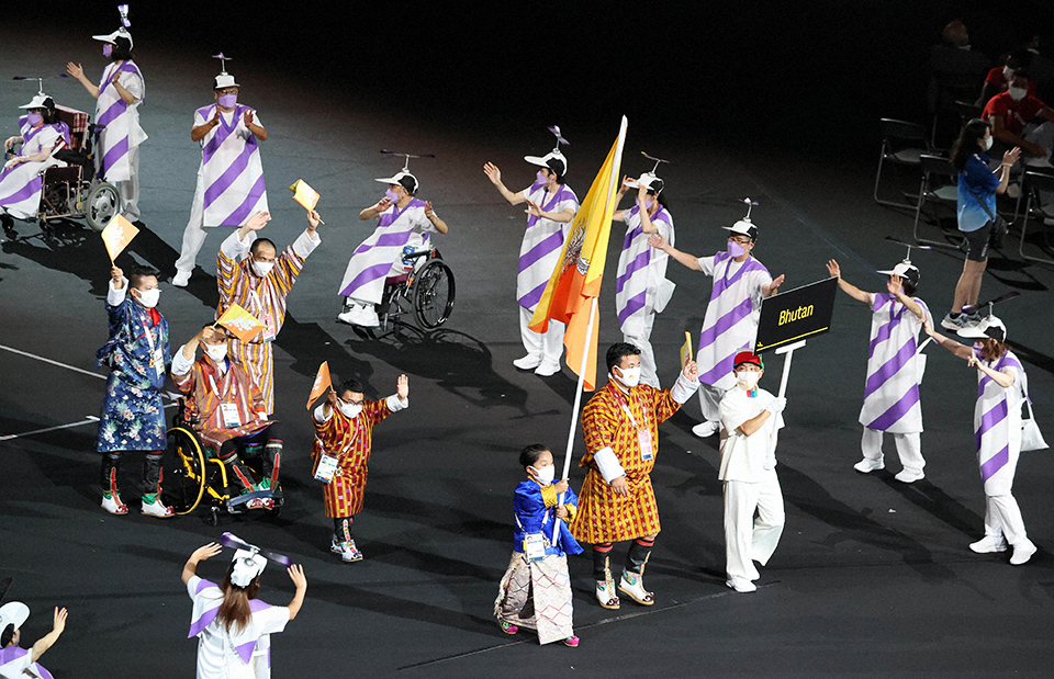 Power Assist Suits reduced back stress and helped officials pick up shots at shot-put venues, while also aiding personnel in the exchange of weight plates during powerlifting competitions. TOKYO 2020