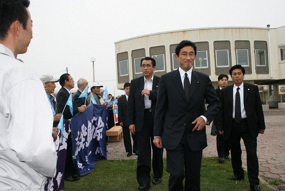 The Japanese duo of MIZUTANI Jun and ITO Mima won the gold in a new event, mixed doubles table tennis. REUTERS/AFLO