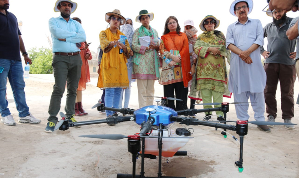 Power Assist Suits reduced back stress and helped officials pick up shots at shot-put venues, while also aiding personnel in the exchange of weight plates during powerlifting competitions. TOKYO 2020