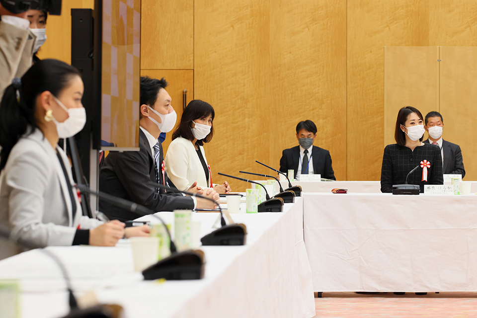 Power Assist Suits reduced back stress and helped officials pick up shots at shot-put venues, while also aiding personnel in the exchange of weight plates during powerlifting competitions. TOKYO 2020