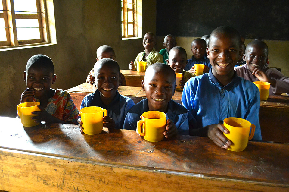 Power Assist Suits reduced back stress and helped officials pick up shots at shot-put venues, while also aiding personnel in the exchange of weight plates during powerlifting competitions. TOKYO 2020