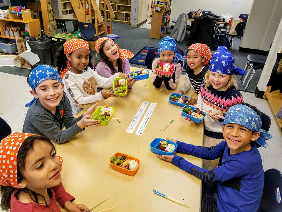 Power Assist Suits reduced back stress and helped officials pick up shots at shot-put venues, while also aiding personnel in the exchange of weight plates during powerlifting competitions. TOKYO 2020