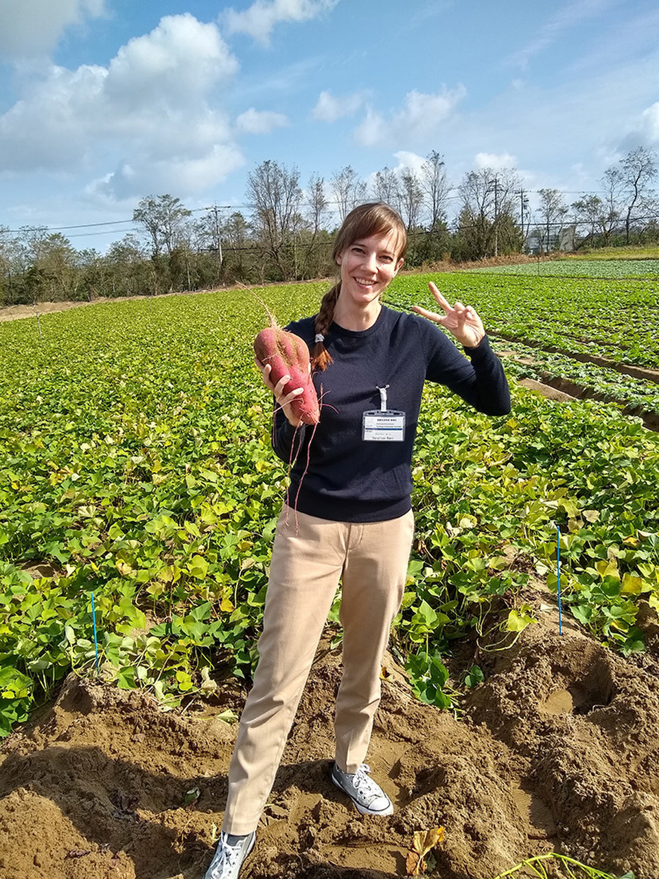 Power Assist Suits reduced back stress and helped officials pick up shots at shot-put venues, while also aiding personnel in the exchange of weight plates during powerlifting competitions. TOKYO 2020