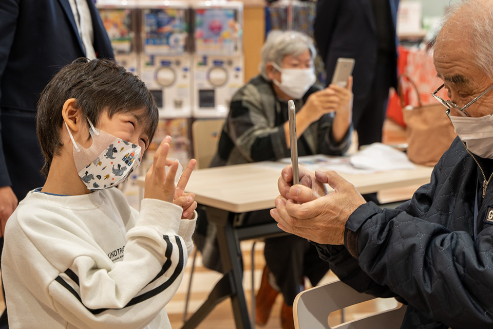 Bandai Town is working on digital transformation such as issuing a digital currency using blockchain technology. It also holds smartphone classes for seniors so that everyone can enjoy the digital life. HIRO /A.COLLECTIONRF/AMANAIMAGES