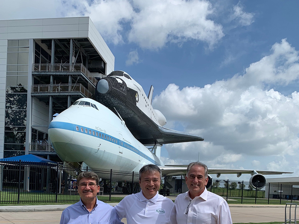 A photo taken at a meeting at NASA on the development progress of the diagnostic device for eye diseases that Kubota Pharmaceutical is jointly developing with the space agency.