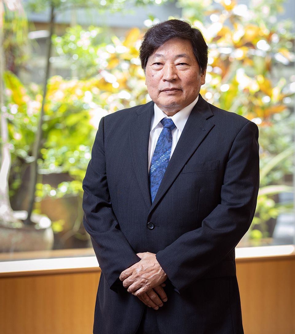 “What is important in sustainable regional development is for the islands of Okinawa to continue being rich and attractive. We need to take care of nature and firmly pass on our history and traditional culture to following generations,” remarks KAWAKAMI Yoshihisa, chief director of the Okinawa Development Finance Corporation. The corporation was established when Okinawa reverted to Japan, and has been providing funds integral to the national government’s measures for the promotion and development of the prefecture.