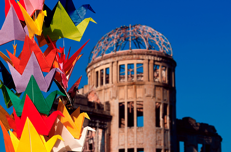 The Atomic Bomb Dome received the full force of the blast as it lay just around 160 meters from the bomb’s epicenter. Despite most of the building’s interior having burnt down, its outer structure has been preserved almost intact, appearing as it was immediately after the bomb exploded. The Hiroshima Peace Memorial Park, where this World Cultural Heritage site is located, is adorned throughout with paper cranes, which are considered symbols of peace. AFLO