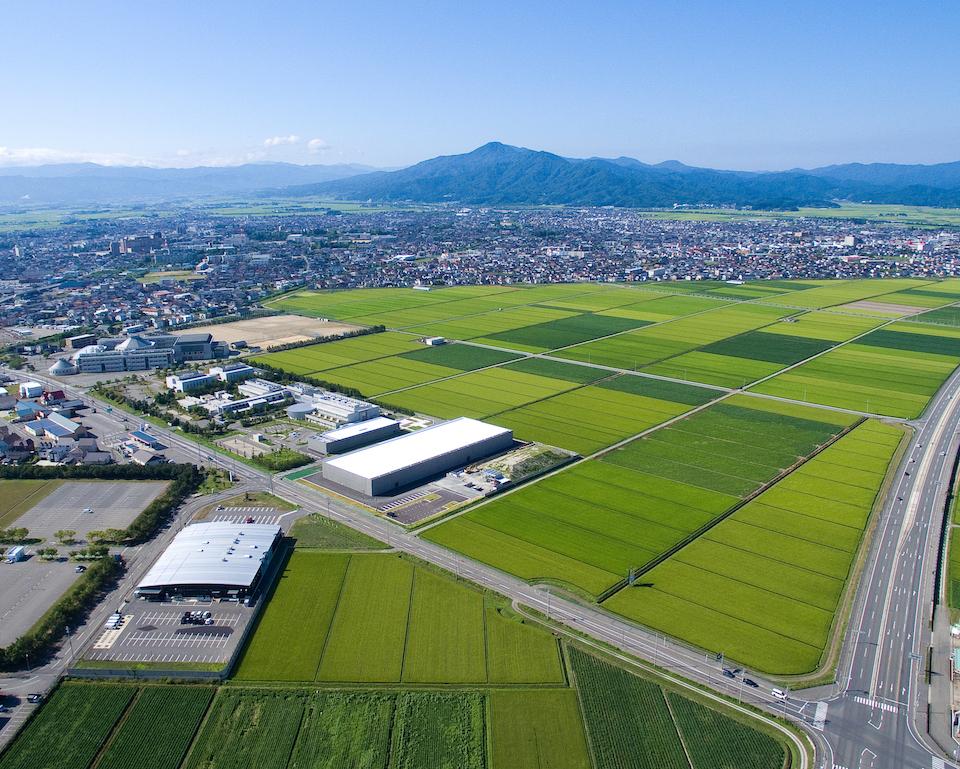Among various investments in innovation, Prime Minister Kishida places particular emphasis on startups. Born of a science park among the rice paddies in Tsuruoka City, Yamagata Prefecture, the remarkable unicorn company mentioned in his speech develops and manufactures artificial protein materials, the next generation of biomaterials. TOP: SPIBER INC. 