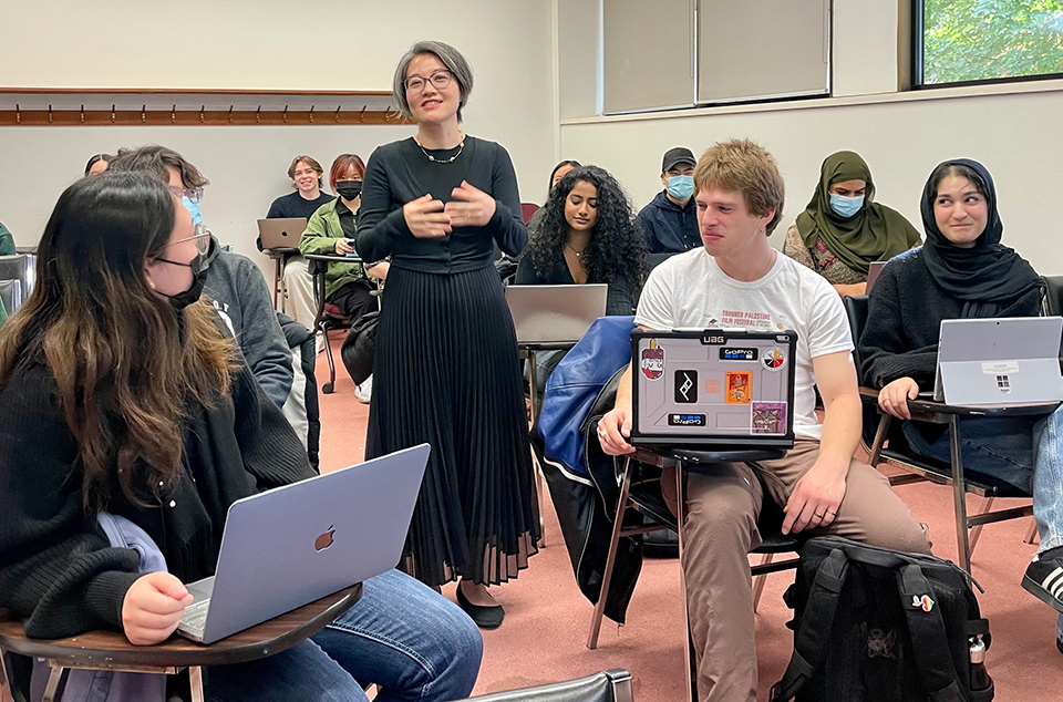 Dr. KIJIMA Rie leads discussions about challenges in educational equity and inclusion in her undergraduate course, Education in a Global Context, at the University of Toronto. VIVIAN XIN SHU 