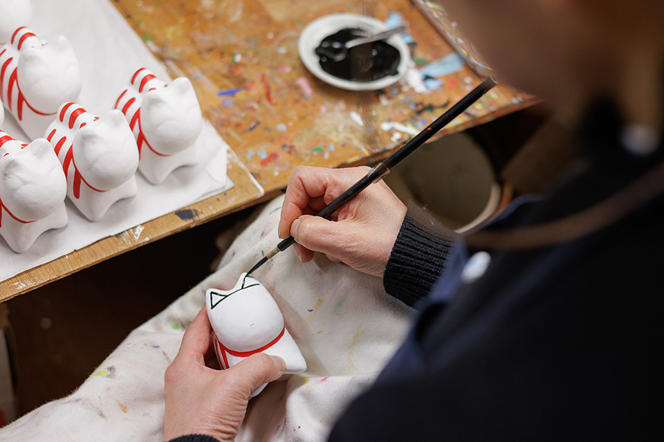 Hayakawa Minako painting on an cow shaped papier-mâché.