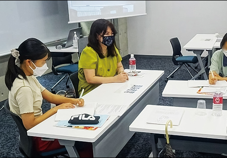 Tamaki Emi interacting with students during a guest lecture at Waseda University.