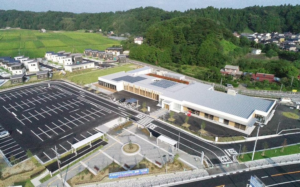 Self-Reliant Energy Enhances Local Resilience