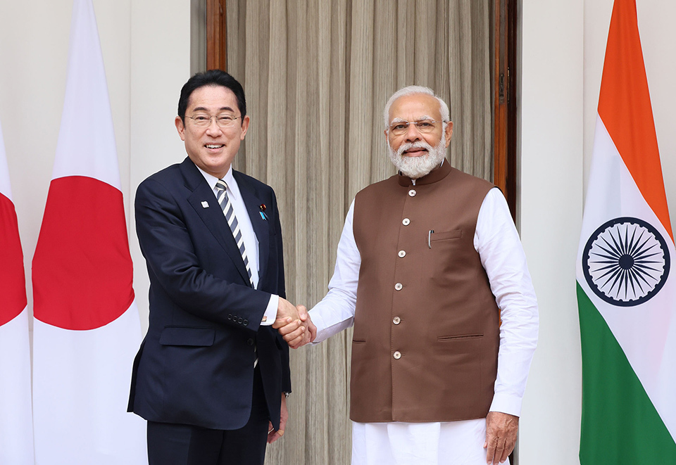 Prime Minister Kishida shaking hands with Indian Prime Minister Modi in Delhi, India.