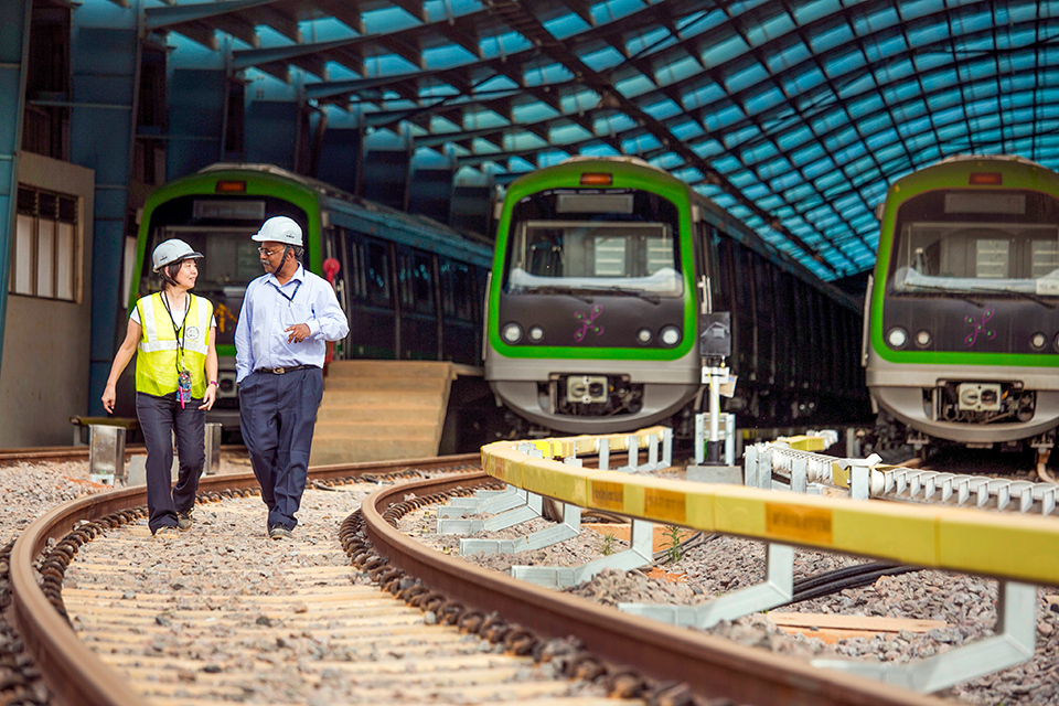 ABE Reiko, Corporate Officer of Oriental Consultants Global (left), making the rounds of the Delhi Metro with a local staff member at the time of its construction. ORIENTAL CONSULTANTS GLOBAL