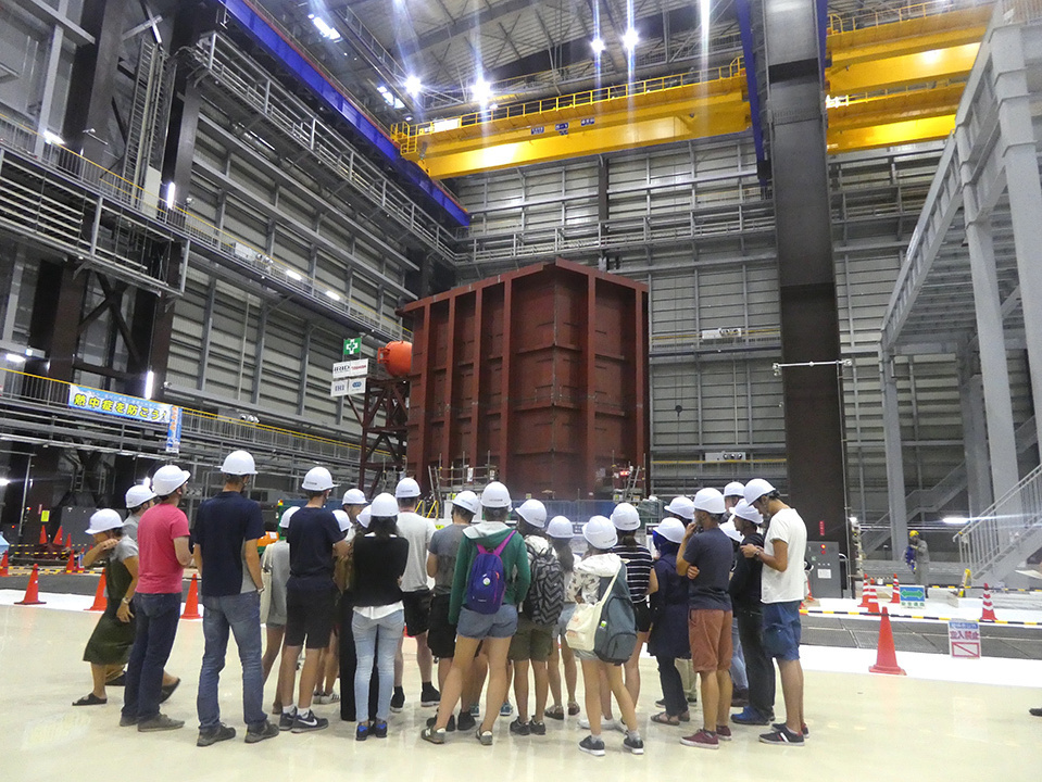 A visit by international students to the Naraha Center for Remote Control Technology Development.
