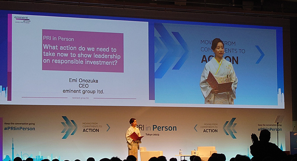 Emi Onozuka, clad in kimono, delivering a speech at the PRI in Person Tokyo 2023 event.