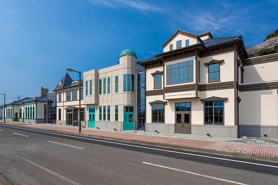 The European-style Tsuruga Museum stands along a clean street under a clear blue sky.