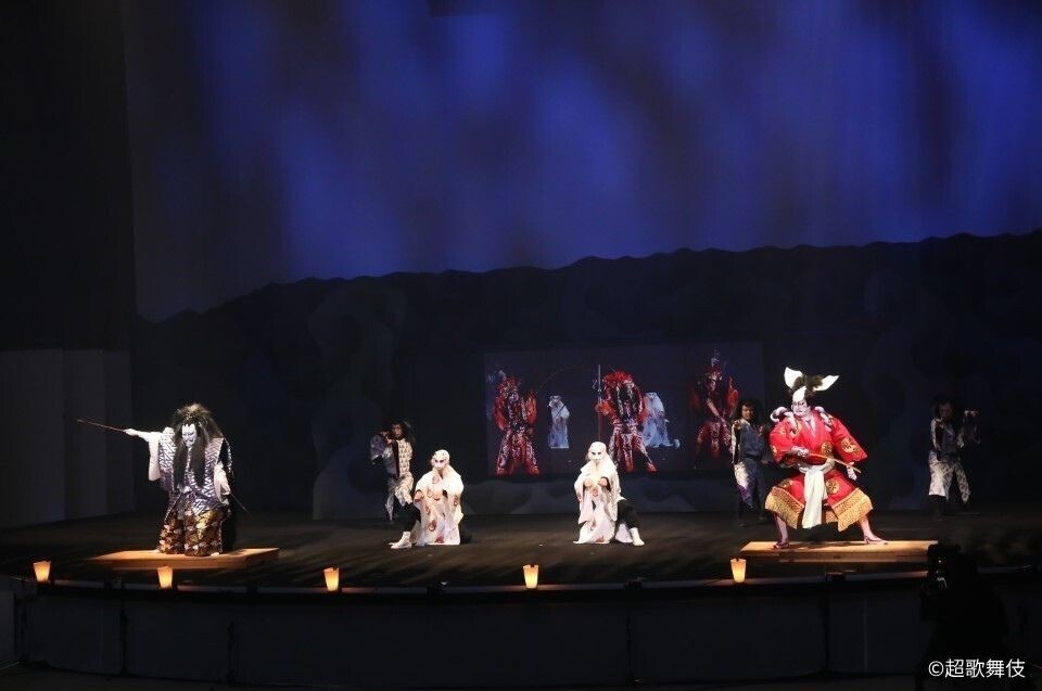 An image of "ultra-kabuki" at the Osaka-Kansai Expo, realized by linking the “Shining Hat” Expo Hall to Taiwan via Innovative Optical and Wireless Network