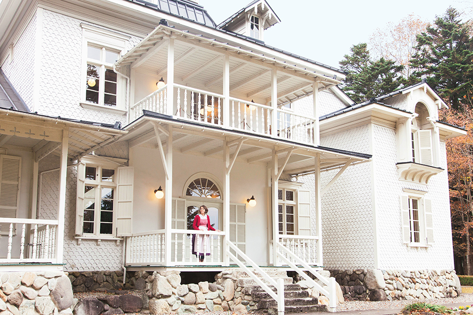 In front of the villa of Shuzo Aoki, designated as an important cultural asset of Japan.